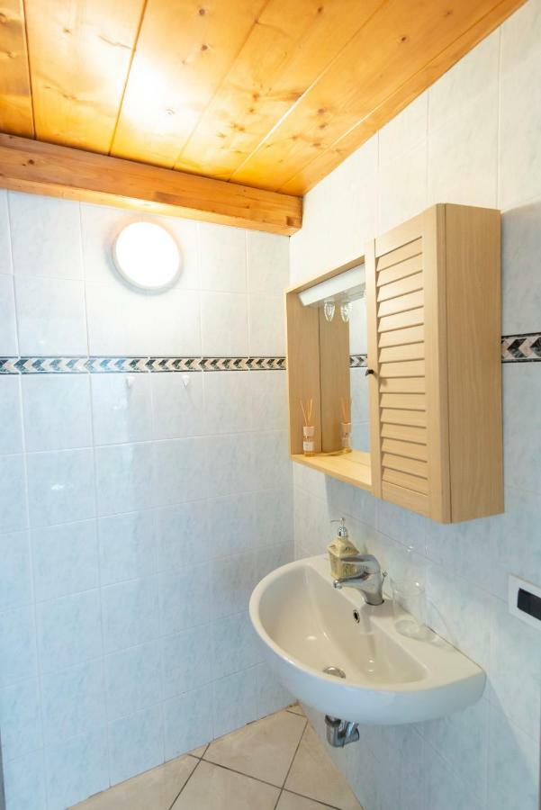 Stupenda Villa Vista Lago Мергоцо Екстериор снимка